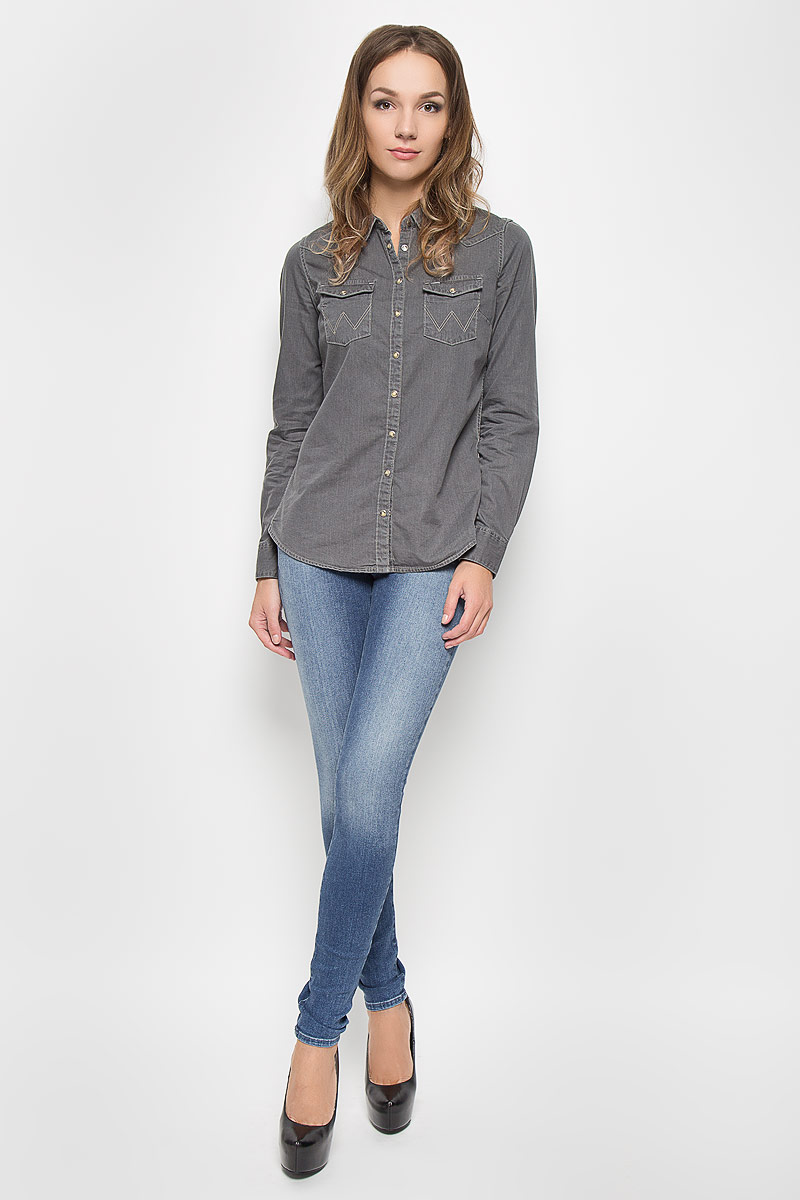 ДжинсыW25FX779I ДжинсыW25FX779IСтильные женские джинсы Wrangler Corynn созданы специально для того, чтобы подчеркивать достоинства вашей фигуры. Модель зауженного кроя и средней посадки станет отличным дополнением к вашему современному образу. Застегиваются джинсы на пуговицу в поясе и ширинку на застежке-молнии, имеются шлевки для ремня. Спереди модель оформлена двумя втачными карманами и одним небольшим секретным кармашком, а сзади - двумя накладными карманами. Эти модные и в тоже время комфортные джинсы послужат отличным дополнением к вашему гардеробу. В них вы всегда будете чувствовать себя уютно и комфортно.