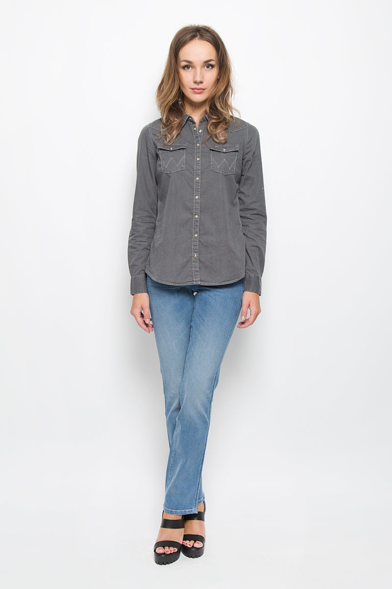 ДжинсыW25Z8972N ДжинсыW25Z8972NСтильные женские джинсы Wrangler Sara Narrow подчеркнут ваш уникальный стиль и помогут создать оригинальный женственный образ. Модель выполнена из высококачественного эластичного хлопка, что обеспечивает комфорт и удобство при носке. Джинсы прямого кроя и стандартной посадки застегиваются на пуговицу в поясе и ширинку на застежке-молнии. На поясе предусмотрены шлевки для ремня. Джинсы имеют классический пятикарманный крой: спереди модель оформлена двумя втачными карманами и одним маленьким накладным кармашком, а сзади - двумя накладными карманами. Модель оформлена перманентными складками и эффектом потертости. Эти модные и в тоже время комфортные джинсы послужат отличным дополнением к вашему гардеробу.