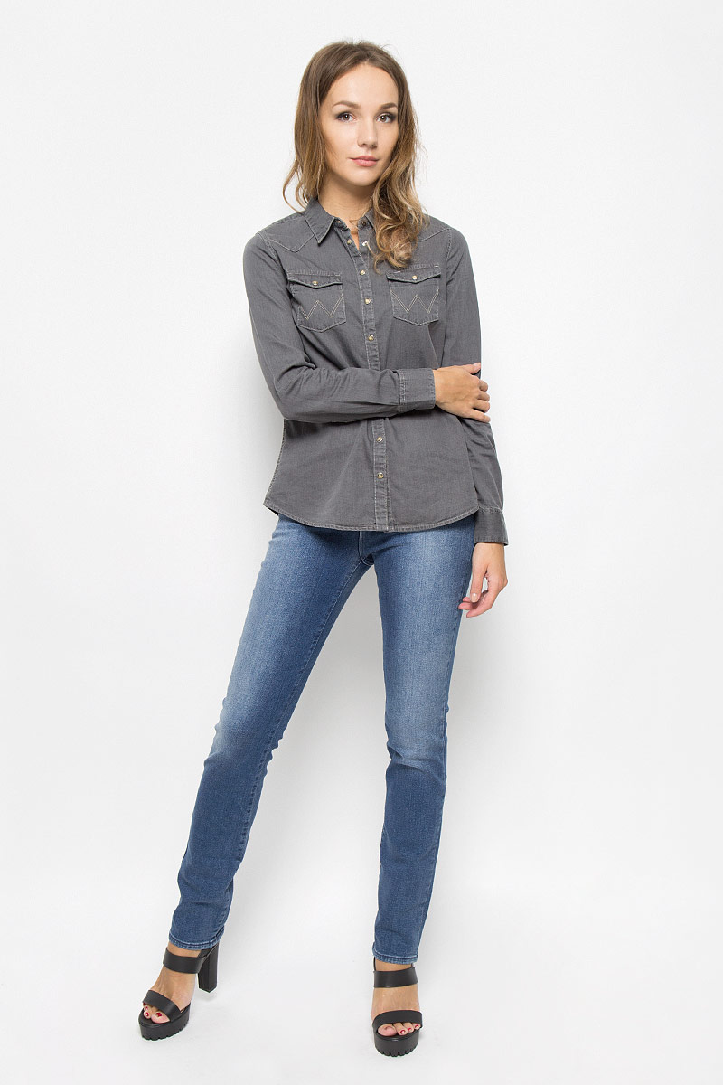 ДжинсыW24SX779I ДжинсыW24SX779IСтильные женские джинсы Wrangler Drew станут отличным дополнением к вашему гардеробу. Изготовленные из высококачественного комбинированного материала, они мягкие и приятные на ощупь, не сковывают движения и позволяют коже дышать. Джинсы прямого кроя застегиваются на пуговицу в поясе и ширинку на застежке-молнии. На поясе имеются шлевки для ремня. Модель имеет классический пятикарманный крой: спереди - два втачных кармана и один маленький накладной, а сзади - два накладных кармана. Изделие оформлено эффектом потертости.