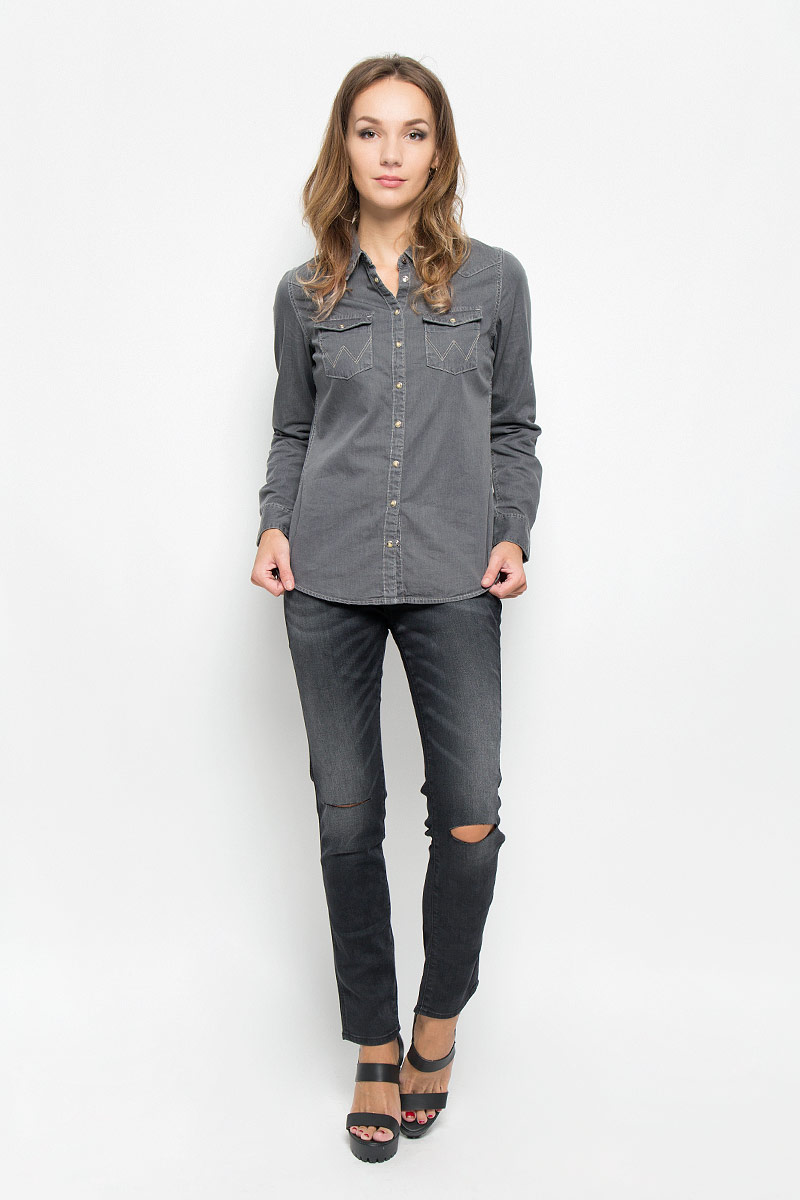 ДжинсыW27MCK81G ДжинсыW27MCK81GСтильные женские джинсы Wrangler Boyfriend станут отличным дополнением к вашему гардеробу. Изготовленные из высококачественного комбинированного материала, они мягкие и приятные на ощупь, не сковывают движения и позволяют коже дышать. Джинсы-слим по поясу застегиваются на металлическую пуговицу и имеют ширинку на застежке-молнии, а также шлевки для ремня. Модель имеет классический пятикарманный крой: спереди - два втачных кармана и один маленький накладной, а сзади - два накладных кармана. Изделие оформлено потертостями и разрезами на уровне колена. Современный дизайн и расцветка делают эти джинсы модным предметом одежды. Это идеальный вариант для тех, кто хочет заявить о себе и своей индивидуальности и отразить в имидже собственное мировоззрение.