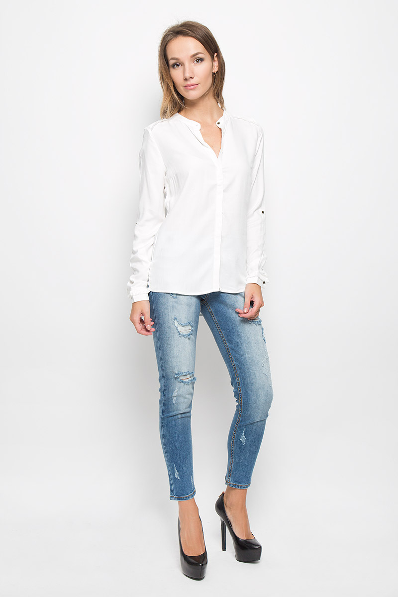 БлузкаB-312/1133-6313 БлузкаB-312/1133-6313Женская блузка Sela Casual, выполненная из мягкой вискозы, идеально дополнит ваш образ. Материал изделия приятный на ощупь, не стесняет движений и хорошо пропускает воздух, обеспечивая комфорт. Блузка с круглым вырезом горловины и длинными рукавами застегивается по всей длине на пуговицы, скрытые за планкой. Модель имеет приталенный силуэт. Манжеты имеют застежки-пуговицы. Длину рукавов можно регулировать при помощи хлястиков с пуговицами. Спинка блузки удлинена, по бокам предусмотрены небольшие разрезы. По плечевым швам и на манжетах изделие декорировано бахромой. Такая блузка подчеркнет ваш вкус и станет стильным дополнением к вашему гардеробу!