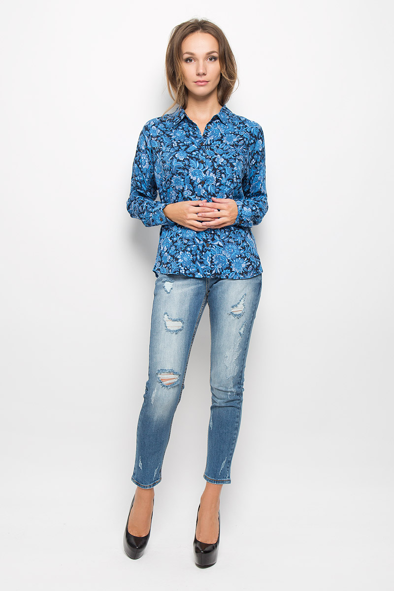 БлузкаB-112/1056-6393 БлузкаB-112/1056-6393Женская блузка Sela Casual, выполненная из мягкой вискозы, идеально подойдет для повседневной носки. Материал изделия приятный на ощупь, не стесняет движений и хорошо пропускает воздух, обеспечивая комфорт. Модель с отложным воротником и длинными рукавами со спущенной линией плеча застегивается на пуговицы. Манжеты также имеют застежки-пуговицы. Длину рукавов можно регулировать при помощи хлястиков с пуговицами. На груди расположен накладной карман. Блузка оформлена цветочным принтом. Такая блузка подчеркнет ваш вкус и поможет создать современный и стильный образ!