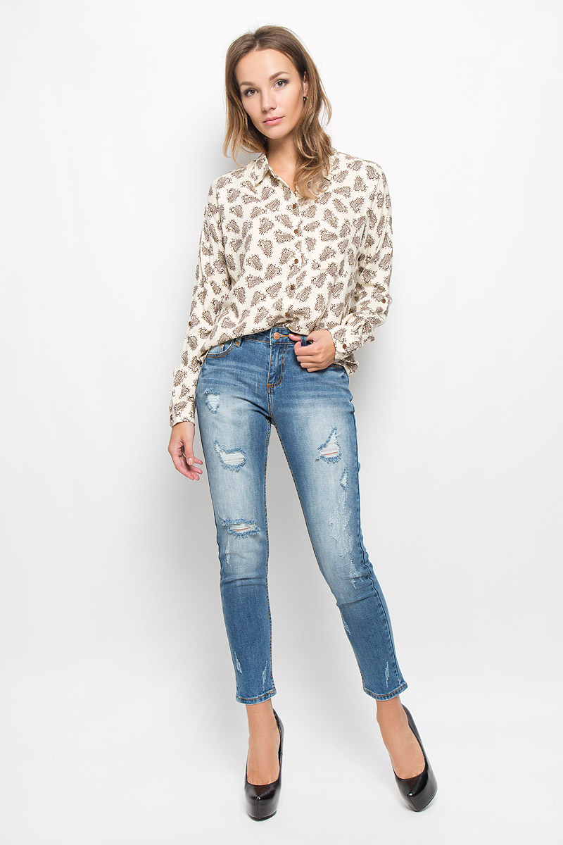 Блузка женская Casual. B-112/1056-6393_узорыB-112/1056-6393 Блузка женская Casual. B-112/1056-6393_узорыB-112/1056-6393Женская блузка Sela Casual, выполненная из мягкой вискозы, идеально подойдет для повседневной носки. Материал изделия приятный на ощупь, не стесняет движений и хорошо пропускает воздух, обеспечивая комфорт. Модель с отложным воротником и длинными рукавами со спущенной линией плеча застегивается на пуговицы. Манжеты также имеют застежки-пуговицы. Длину рукавов можно регулировать при помощи хлястиков с пуговицами. На груди расположен накладной карман. Блузка оформлена принтом с узорами. Такая блузка подчеркнет ваш вкус и поможет создать современный и стильный образ!