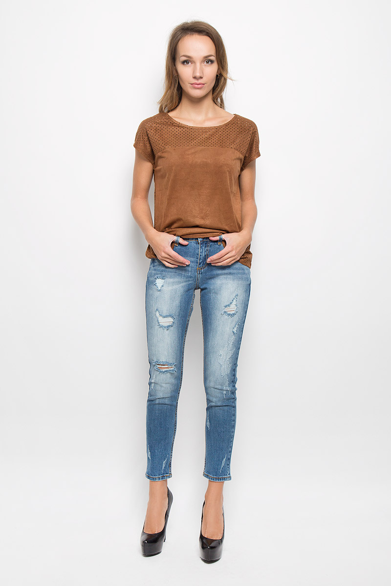 ДжинсыPJ-335/583-6322 ДжинсыPJ-335/583-6322Модные женские джинсы Sela Denim станут отличным дополнением к вашему гардеробу. Изготовленные из хлопка с добавлением эластана, они приятные на ощупь, не сковывают движения и позволяют коже дышать. Джинсы-бойфренды застегиваются на металлическую пуговицу и имеют ширинку на застежке-молнии. На поясе предусмотрены шлевки для ремня. Модель имеет классический пятикарманный крой: спереди - два втачных кармана и один маленький накладной, а сзади - два накладных кармана. Изделие оформлено эффектом искусственного состаривания денима. Современный дизайн и расцветка делают эти джинсы стильным предметом женской одежды. Это идеальный вариант для тех, кто хочет заявить о себе и своей индивидуальности!