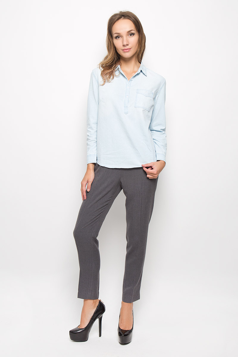 РубашкаBj-332/027-6313 РубашкаBj-332/027-6313Женская рубашка Sela Casual, выполненная из натурального хлопка, идеально подойдет для повседневной носки. Материал изделия приятный на ощупь, не стесняет движений и позволяет коже дышать, обеспечивая комфорт. Рубашка с отложным воротником и длинными рукавами застегивается сверху на пуговицы. На манжетах предусмотрены застежки-пуговицы. На груди расположен накладной карман с застежкой-пуговицей. Такая рубашка подчеркнет ваш вкус и поможет создать современный и стильный образ!