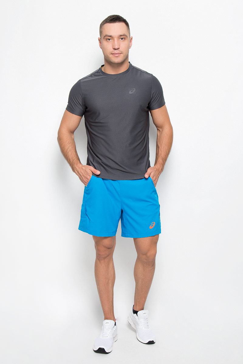 Шорты134644-8094 Шорты134644-8094Мужские шорты для тенниса Asics Athlete 7in Short - это незаменимый атрибут в гардеробе любого спортсмена. Стильные удобные шорты выполнены из высококачественного полиэстера, благодаря чему превосходно сидят, не стесняют движений и великолепно отводят влагу, оставляя тело сухим даже во время интенсивных тренировок. Сетчатая подкладка выполнена из эластичного полиэстера. Модель дополнена широкой эластичной резинкой на талии. Объем пояса регулируется при помощи шнурка-кулиски. Шорты имеют два втачных кармана спереди. Модель оформлена прорезиненным логотипом. Устремляясь за очередным укороченным ударом и высоким мячом, используйте всю силу ног, а легкие шорты помогут вам в этом: они подарят комфорт и полную свободу движений. Эти модные шорты послужат отличным дополнением к вашему спортивному гардеробу. В них вы всегда будете чувствовать себя уверенно и комфортно.