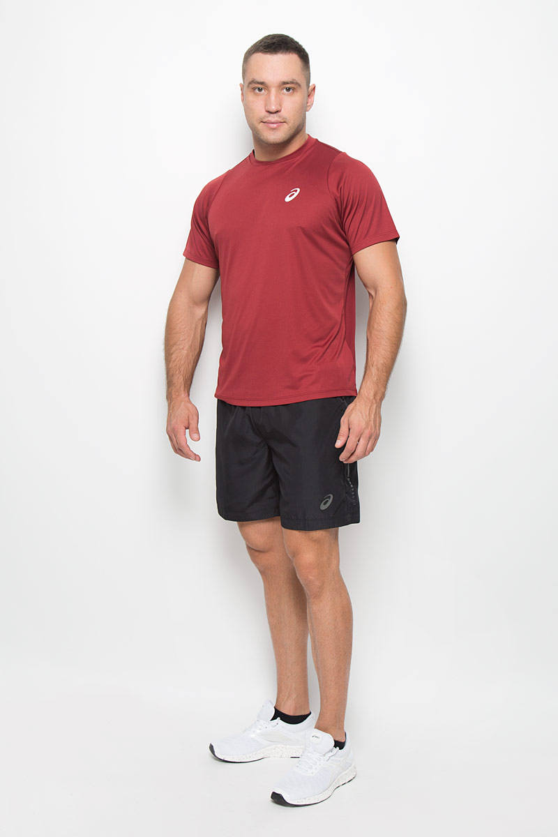 Шорты134093-0904 Шорты134093-0904Мужские шорты для бега Asics 7in станут отличным дополнением к вашему спортивному гардеробу. Они выполнены из полиэстера, благодаря чему удобно сидят, обладают высокой износостойкостью, быстро сохнут и превосходно отводят влагу от тела, оставляя кожу сухой. Модель дополнена широкой эластичной резинкой на поясе. Объем талии регулируется при помощи шнурка-кулиски в поясе. Шорты дополнены втачным карманом на застежке-молнии и оформлены светоотражающим логотипом. Изделие оснащено внутренней несъемной вставкой в виде трусов-слипов. Эти модные свободные шорты идеально подойдут для занятий спортом и бега. В них вы всегда будете чувствовать себя уверенно и комфортно.