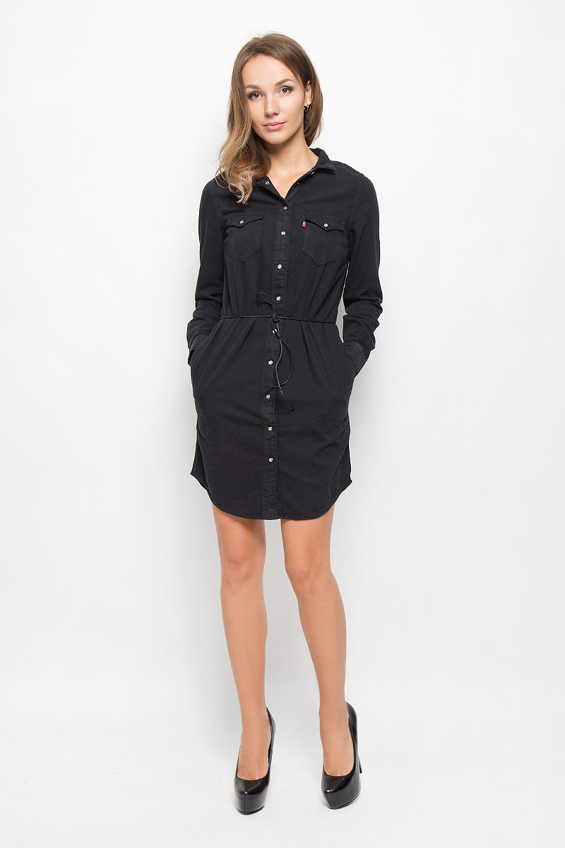 Платье1929200000 Платье1929200000Платье Levis®, выполненное по мотивам классической рубашки Western shirt, станет стильным дополнением к вашему гардеробу. Изготовленное из натурального хлопка, оно очень приятное на ощупь, не сковывает движений и позволяет коже дышать. Платье-рубашка с длинными рукавами и отложным воротником застегивается на кнопки и пуговицу. На манжетах предусмотрены застежки-кнопки. На груди расположены два накладных кармана с клапанами на кнопках, в боковых швах - два втачных кармана. Модель дополнена узким поясом в виде кожаного шнурка. Такое платье поможет создать яркий и привлекательный образ, в нем вам будет удобно и комфортно.