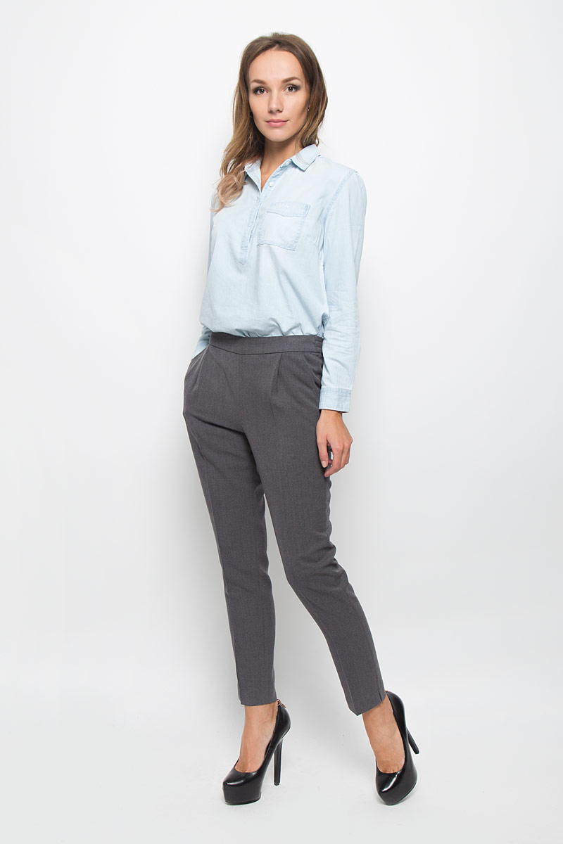 БрюкиP-115/790-6333 БрюкиP-115/790-6333Стильные женские брюки Sela Casual - это изделие высочайшего качества, которое превосходно сидит и подчеркнет все достоинства вашей фигуры. Брюки стандартной посадки выполнены из хлопка с добавлением полиэстера, что обеспечивает комфорт и удобство при носке. Брюки-бананы имеют широкую эластичную резинку на поясе сзади, которая обеспечивает надежную и удобную посадку. Брюки дополнены двумя втачными карманами спереди и имитацией втачного кармана сзади. Эти модные и в то же время комфортные брюки послужат отличным дополнением к вашему гардеробу и помогут создать неповторимый современный образ.