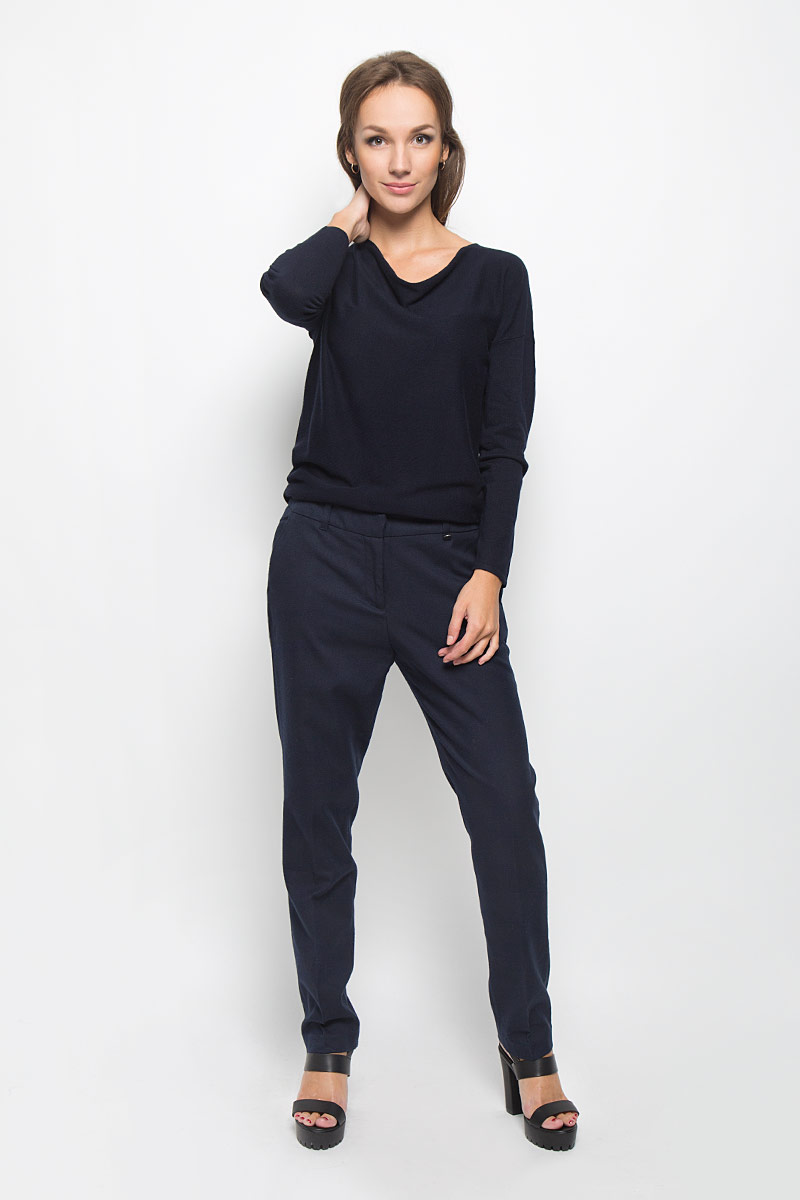 БрюкиB296506_DARK NAVY БрюкиB296506_DARK NAVYСтильные женские брюки Baon - это изделие высочайшего качества, которое превосходно сидит и подчеркнет все достоинства вашей фигуры. Брюки-бананы стандартной посадки выполнены из полиэстера с добавлением вискозы, что обеспечивает комфорт и удобство при носке. Брюки застегиваются на пуговицу и крючки в поясе и ширинку на застежке-молнии, на поясе имеются шлевки для ремня. Брюки дополнены двумя втачными карманами спереди и двумя накладными карманами на пуговицах сзади. Эти модные и в то же время комфортные брюки послужат отличным дополнением к вашему гардеробу и помогут создать неповторимый современный образ.