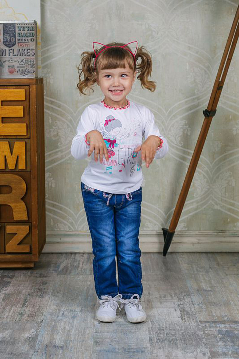 Джинсы205233 Джинсы205233Джинсы для девочки Sweet Berry изготовлены из высококачественного материала. Модель дополнена мягкой флисовой подкладкой. Джинсы на поясе дополнены эластичной резинкой и кулиской. Модель представляет собой классическую пятикарманку: два втачных и один маленький накладной кармашек спереди и два накладных кармана сзади. Джинсы оформлены потертостями и перманентными складками.