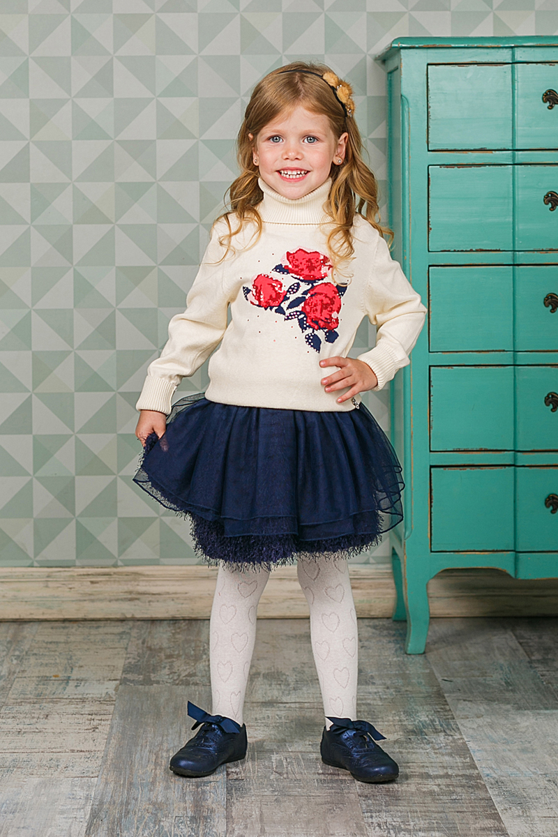Водолазка205567 Водолазка205567Водолазка для девочки Sweet Berry изготовлена из хлопка, оформлена оригинальным узором и стразами. Высокий воротник надежно защищает от ветра. Рукава, воротник и низ изделия выполнены из широкой вязаной резинки.
