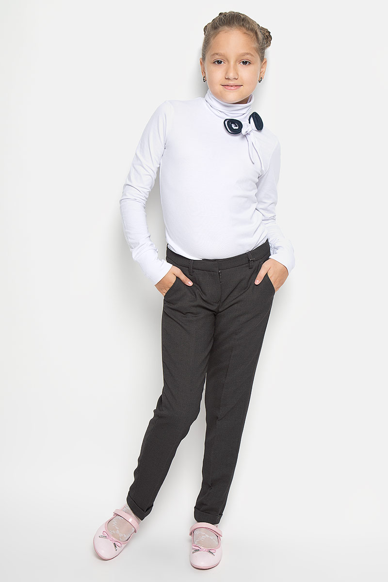 Брюки21502GSC6302 Брюки21502GSC6302Удобные брюки для девочки Gulliver идеально подойдут вашей маленькой моднице. Изготовленные из высококачественного комбинированного материала, они мягкие и приятные на ощупь, не сковывают движения, сохраняют тепло и позволяют коже дышать, обеспечивая наибольший комфорт. Подкладка брюк выполнена из полиэстера. Прямые брюки застегиваются на ширинку на застежке-молнии и пуговицу и крючок на поясе, имеются шлевки для ремня. С внутренней стороны пояс регулируется эластичной резинкой с пуговицами. Модель дополнена двумя втачными карманами спереди и двумя втачными карманами сзади. Брюки оформлены декоративными отворотами. Практичные и стильные брюки идеально подойдут вашей дочурке, а модная расцветка и высококачественный материал позволят ей комфортно чувствовать себя в течение дня!