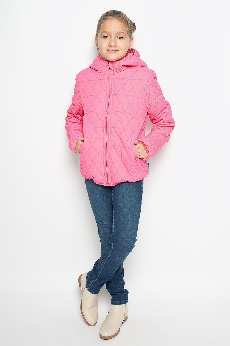 Куртка116BBGB4102 Куртка116BBGB4102Стильная куртка для девочки Button Blue идеально подойдет вашей моднице в прохладное время года. Куртка изготовлена из водоотталкивающей и ветрозащитной ткани с утеплителем из 100% полиэстера, а на подкладке используется натуральный хлопок. Стеганая куртка с капюшоном застегивается на пластиковую застежку-молнию с защитой подбородка, благодаря чему ее легко одевать и снимать, и дополнительно имеет внутренний ветрозащитный клапан. Капюшон не отстегивается. Края капюшона, низ рукавов и низ изделия оформлены эластичной окантовкой. Спереди имеются два прорезных кармана на кнопках. Подкладка капюшона оформлена принтом с мелким изображением сердечек. Комфортная, удобная и теплая куртка идеально подойдет для прогулок и игр на свежем воздухе!