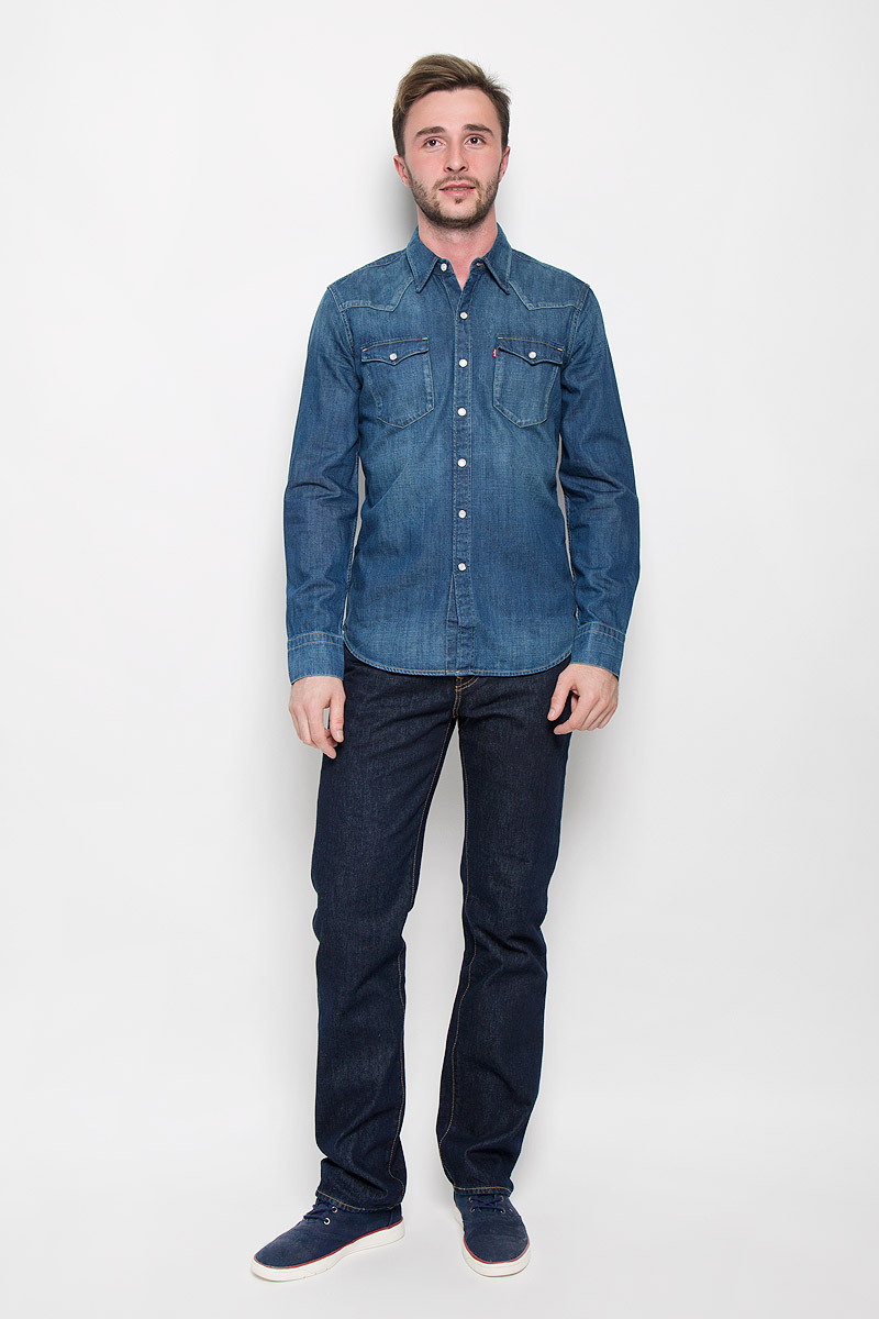 Рубашка6581601600 Рубашка6581601600Мужская рубашка Levis® прекрасно подойдет для повседневной носки. Изделие выполнено из натурального хлопка, необычайно мягкое и приятное на ощупь, не сковывает движения и хорошо пропускает воздух. Рубашка с отложным воротником и длинными рукавами застегивается на кнопки и одну пуговицу спереди. Модель оснащена нагрудными карманами с клапанами на кнопках. Манжеты рукавов также дополнены застежками- кнопками. Материал изделия стилизован под джинсовую ткань. Такая рубашка будет дарить вам комфорт в течение всего дня и станет стильным дополнением к вашему гардеробу.