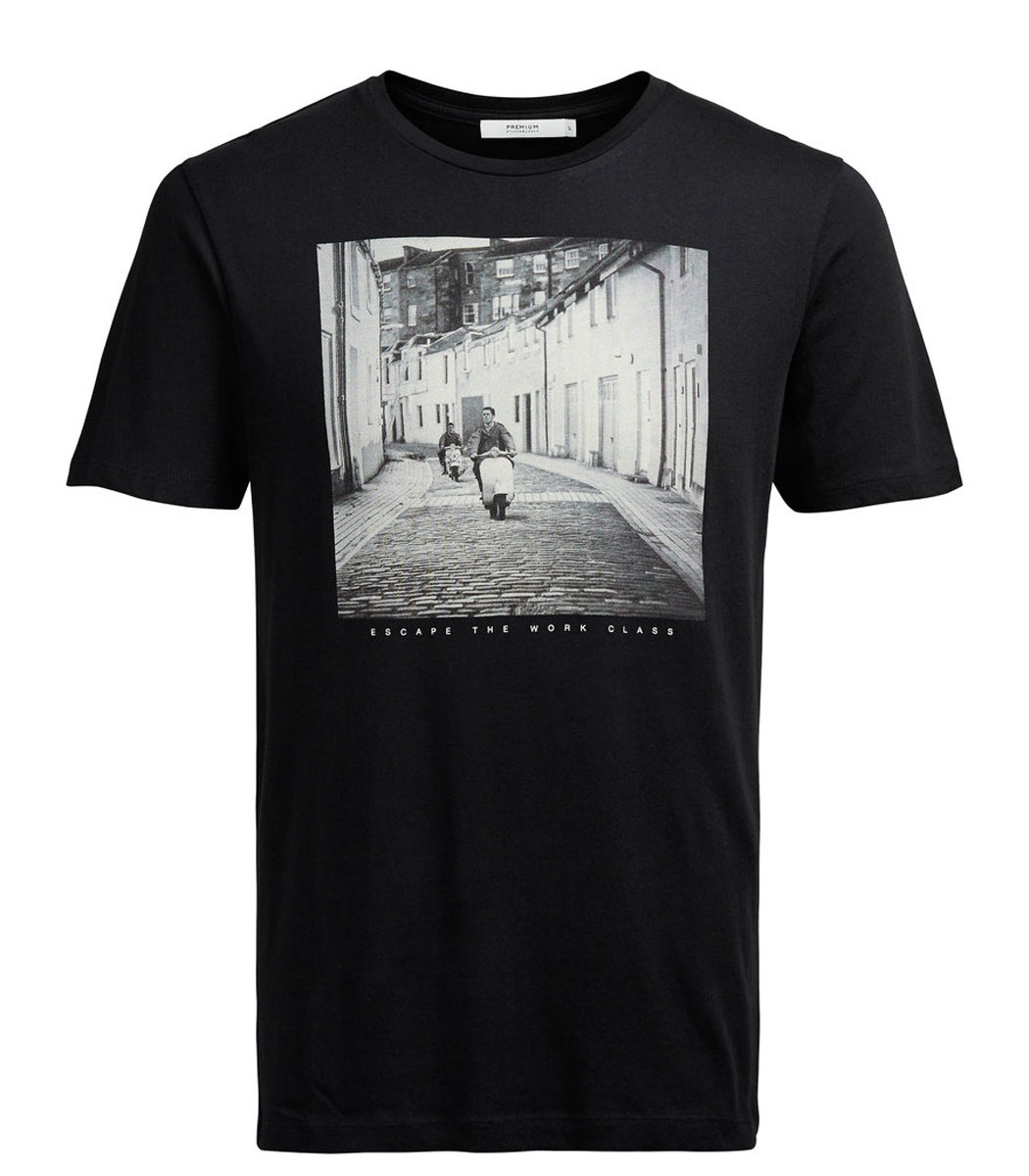 Футболка12109962_Black Футболка12109962_BlackМужская футболка Jack & Jones с короткими рукавами и круглым вырезом горловины выполнена из натурального хлопка. Футболка украшена крупным принтом с изображением черно-белой фотографии и надписи Escape The Work Class спереди.