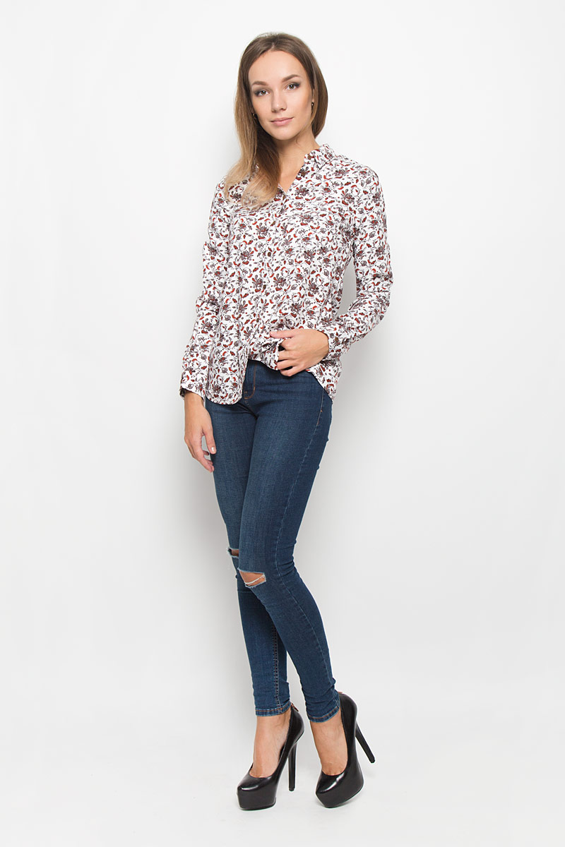 БлузкаB-112/1040-6393 БлузкаB-112/1040-6393Стильная женская блузка Sela Casual, выполненная из 100% вискозы, подчеркнет ваш уникальный стиль и поможет создать женственный образ. Модель c отложным воротником и длинными рукавами застегивается на пуговицы по всей длине. Низ рукавов обработан манжетами на пуговицах. Спереди изделие дополнено накладным карманом. Блуза оформлена оригинальным орнаментом. Такая блузка будет дарить вам комфорт в течение всего дня и послужит замечательным дополнением к вашему гардеробу.