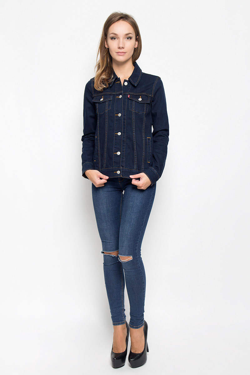 Куртка1575000150 Куртка1575000150Стильная джинсовая куртка Levis®, выполненная из хлопка с добавлением эластана, отличный вариант для прохладной погоды. Модель с отложным воротником и длинными рукавами застегивается на металлические пуговицы по всей длине. Спереди изделие оформлено двумя прорезными карманами с клапанами на пуговицах и двумя открытыми прорезными карманами. Рукава понизу дополнены манжетами, застегивающимися на пуговицы. Объем низа изделия регулируется при помощи хлястиков с пуговицами. Куртка оформлена контрастной отстрочкой. Эта куртка - практичная вещь, которая, несомненно, впишется в ваш гардероб, в ней вы будете чувствовать себя уютно и комфортно.