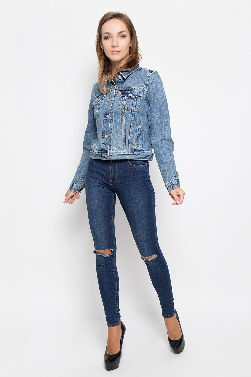Куртка7027001470 Куртка7027001470Стильная джинсовая куртка Levis®, выполненная из натурального хлопка, отличный вариант для прохладной погоды. Модель с отложным воротником и длинными рукавами застегивается на металлические пуговицы по всей длине. Спереди изделие оформлено двумя прорезными кармашками с клапанами на пуговицах и двумя открытыми прорезными карманами. Рукава понизу дополнены манжетами, застегивающимися на пуговицы. Куртка декорирована эффектом искусственного состаривания денима: легкие потертости. Эта куртка - практичная вещь, которая, несомненно, впишется в ваш гардероб, в ней вы будете чувствовать себя уютно и комфортно.