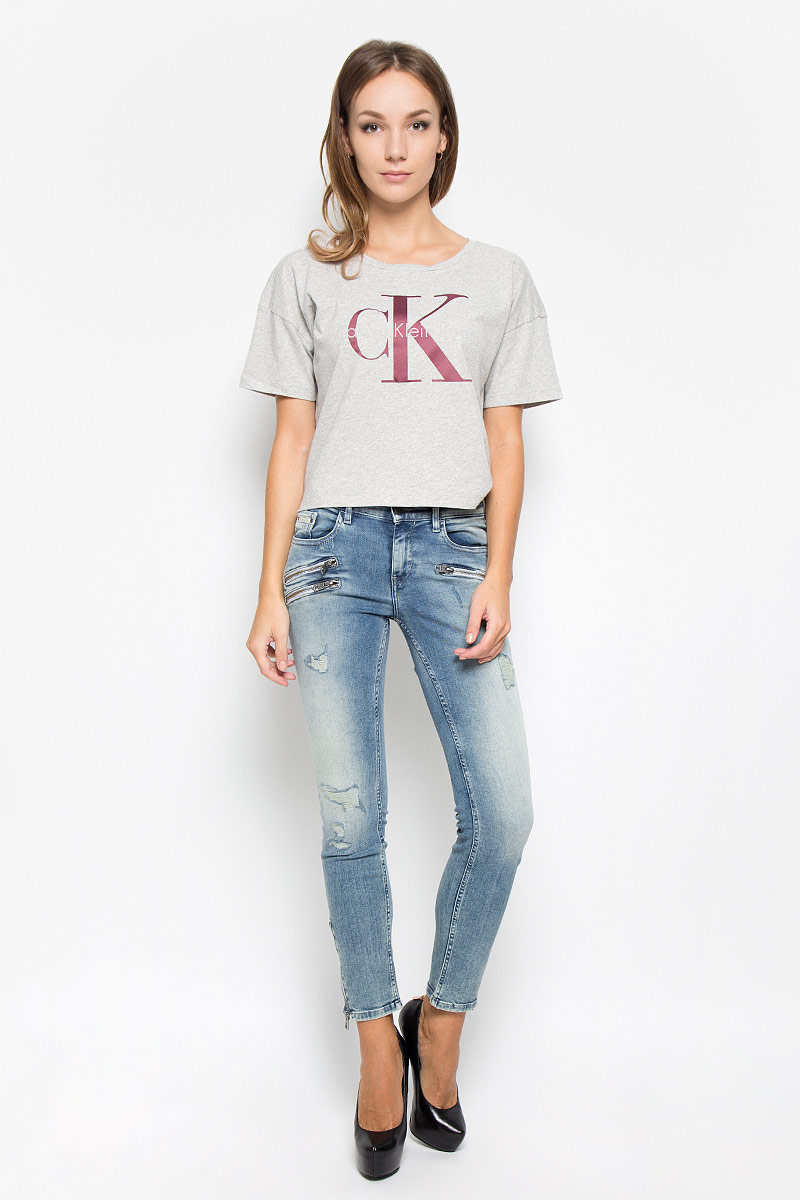 ДжинсыA16-11153_202 ДжинсыA16-11153_202Женские джинсы Calvin Klein Jeans изготовлены из хлопка с добавлением полиэстера и эластана. Они мягкие и приятные на ощупь, не стесняют движений и позволяют коже дышать, обеспечивая комфорт при носке. Джинсы-скинни застегиваются на металлическую пуговицу и имеют ширинку на застежке-молнии. На поясе предусмотрены шлевки для ремня. Спереди расположены два втачных кармана и один маленький накладной, сзади - два накладных кармана. Спереди джинсы оформлены декоративными молниями. Низ брючин дополнен застежками-молниями. Модель оформлена потертостями и рваным эффектом. Высокое качество кроя и пошива, актуальный дизайн и расцветка придают изделию неповторимый стиль и индивидуальность. Джинсы займут достойное место в вашем гардеробе!