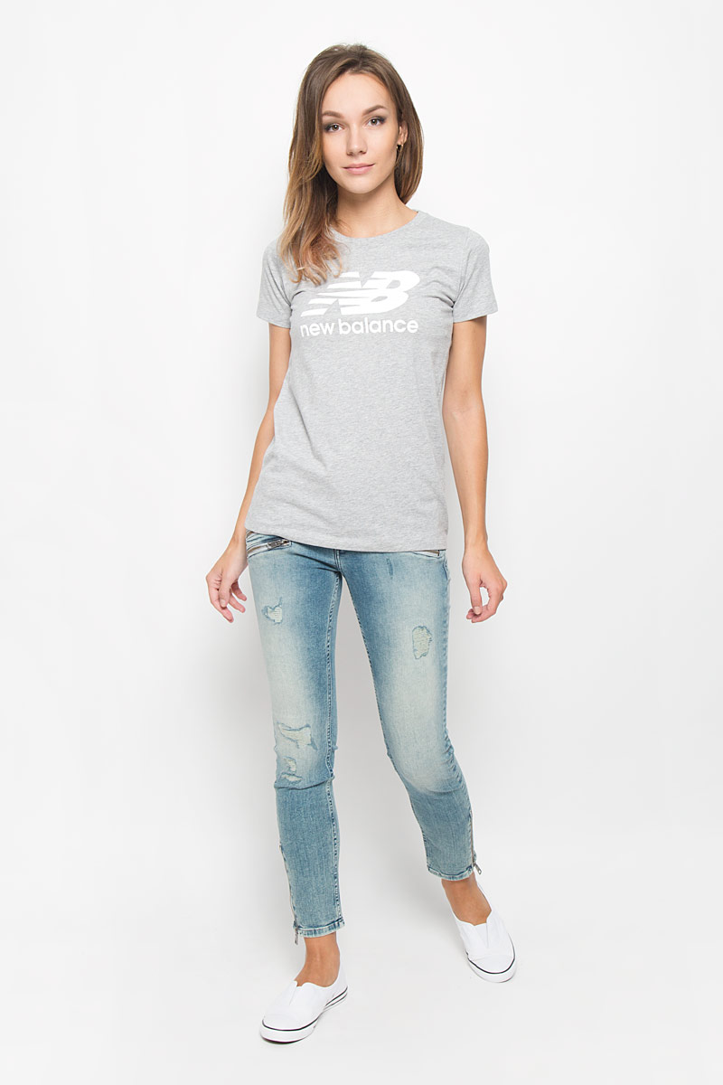 ФутболкаWT53860/AG ФутболкаWT53860/AGСтильная женская футболка New Balance, выполненная из хлопка с добавлением полиэстера, поможет создать отличный современный образ в стиле Casual. Футболка с круглым вырезом горловины и короткими рукавами. Модель оформлена термоаппликацией в виде фирменного логотипа. Такая футболка станет стильным дополнением к вашему гардеробу, она подарит вам комфорт в течение всего дня!