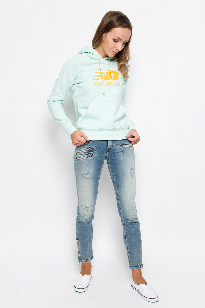 ТолстовкаWT53869/AG ТолстовкаWT53869/AGЖенская толстовка в спортивном стиле New Balance, изготовленная из высококачественного материала, необычайно мягкая и приятная на ощупь, не сковывает движения, обеспечивая наибольший комфорт. Лицевая сторона материала гладкая, а изнаночная - с начесом, что обеспечивает сохранность тепла и защищает от непогоды. Толстовка с капюшоном и длинными рукавами имеет вместительный карман кенгуру. Капюшон с подкладкой затягивается кулиской. Модель имеет широкую мягкую резинку понизу и манжетам, что предотвращает проникновение холодного воздуха. Толстовка декорирована термоаппликацией логотипа бренда на груди. Эта модная и в то же время комфортная толстовка отличный вариант как для активного отдыха, так и для занятий спортом!