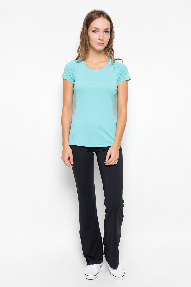 ФутболкаWT63223/AQU ФутболкаWT63223/AQUЖенская футболка New Balance Ice Short Sleeve, выполненная из полиэстера, идеально подойдет для бега или занятий фитнесом. Ткань легкая, необычайно мягкая и тактильно приятная, обеспечивает идеальную посадку по фигуре. Изделие с плоскими швами не сковывает движения и хорошо вентилируется. Футболка с короткими рукавами-реглан и круглым вырезом горловины имеет приталенный силуэт. На модели предусмотрена вставка по спинке из перфорированного материала. Изделие дополнено светоотражающими элементами. Такая модель будет дарить вам комфорт в течение всего дня и станет ярким дополнением к вашему гардеробу!