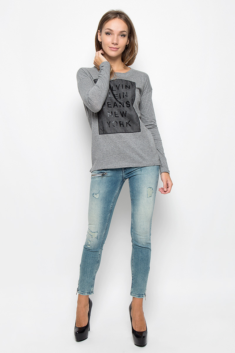 ЛонгсливA16-12109_201 ЛонгсливA16-12109_201Женский лонгслив Calvin Klein Jeans, выполненный из натурального хлопка, поможет создать отличный образ в стиле Casual. Лонгслив с круглым вырезом горловины и длинными рукавами. В боковых швах обработаны небольшие разрезы, спинка изделия немного удлинена. Модель оформлена принтом в виде надписи Calvin Klein Jeans New York. Такой лонгслив станет стильным дополнением к вашему гардеробу, он подарит вам комфорт в течение всего дня!