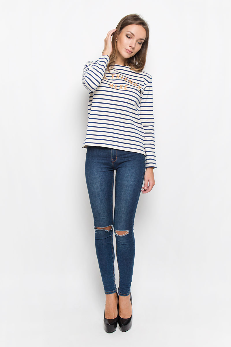 Лонгслив2672500010 Лонгслив2672500010Женский лонгслив Levis® идеально подойдет в прохладные дни. Изготовленный из натурального хлопка, он необычайно мягкий и приятный на ощупь, не сковывает движения и позволяет коже дышать, не раздражает даже самую нежную и чувствительную кожу, обеспечивая ему наибольший комфорт. Лонгслив с длинными рукавами, круглым вырезом горловины оформлен интересным принтом в полоску с надписями. Модель прямого покроя. Оригинальный современный дизайн и модная расцветка делают этот лонгслив модным и стильным предметом гардероба. Такой лонгслив будет дарить вам комфорт в течение всего дня и послужит замечательным дополнением к вашему гардеробу.