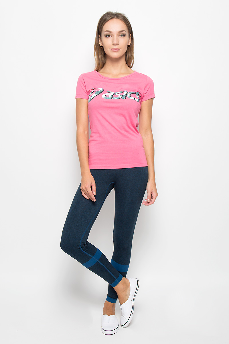 Футболка134777-0656 Футболка134777-0656Женская футболка Asics Graphic Ss Top выполнена из хлопка с добавлением полиэстера. Материал тактильно приятный, не стесняет движений, обеспечивая комфорт при носке. Модель с короткими рукавами и круглым вырезом горловины имеет приталенный силуэт. Спереди футболка украшена принтом с логотипом и названием бренда. Такая футболка отлично подходит для тренировочной экипировки, а также для повседневной носки.