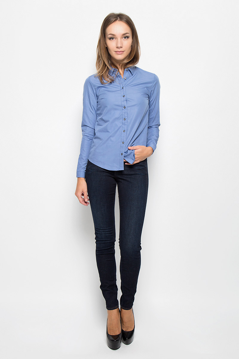 РубашкаJ2EJ204176 РубашкаJ2EJ204176Стильная женская рубашка Calvin Klein Jeans, изготовленная из натурального хлопка, подчеркнет ваш уникальный стиль. Материал изделия тактильно приятный, не сковывает движения и хорошо пропускает воздух, обеспечивая комфорт при носке. Рубашка с отложным воротником и длинными рукавами застегивается спереди на пуговицы и имеет декоративную планку. На манжетах предусмотрены застежки-пуговицы. Модель украшена небольшой металлической пластиной с названием бренда. Рубашка будет дарить вам комфорт в течение всего дня и послужит замечательным дополнением к вашему гардеробу.