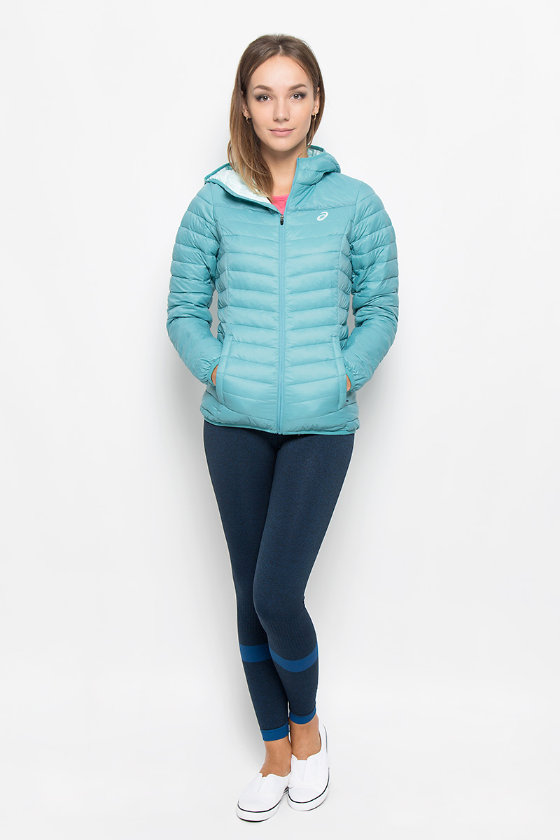 Куртка134779-0904 Куртка134779-0904Женская стеганая куртка Asics Padded Jacket, выполненная из полиамида с утеплителем из полиэстера, отлично подойдет для прохладной погоды. Изделие дополнено подкладкой из полиамида. Модель с капюшоном и длинными рукавами спереди застегивается на застежку-молнию. Низ рукавов, низ куртки и край капюшона обработаны эластичной бейкой. Изделие дополнено двумя прорезными карманами на застежках-молниях и оформлено вышитым фирменным логотипом. Эта модная куртка послужит отличным дополнением к вашему гардеробу!