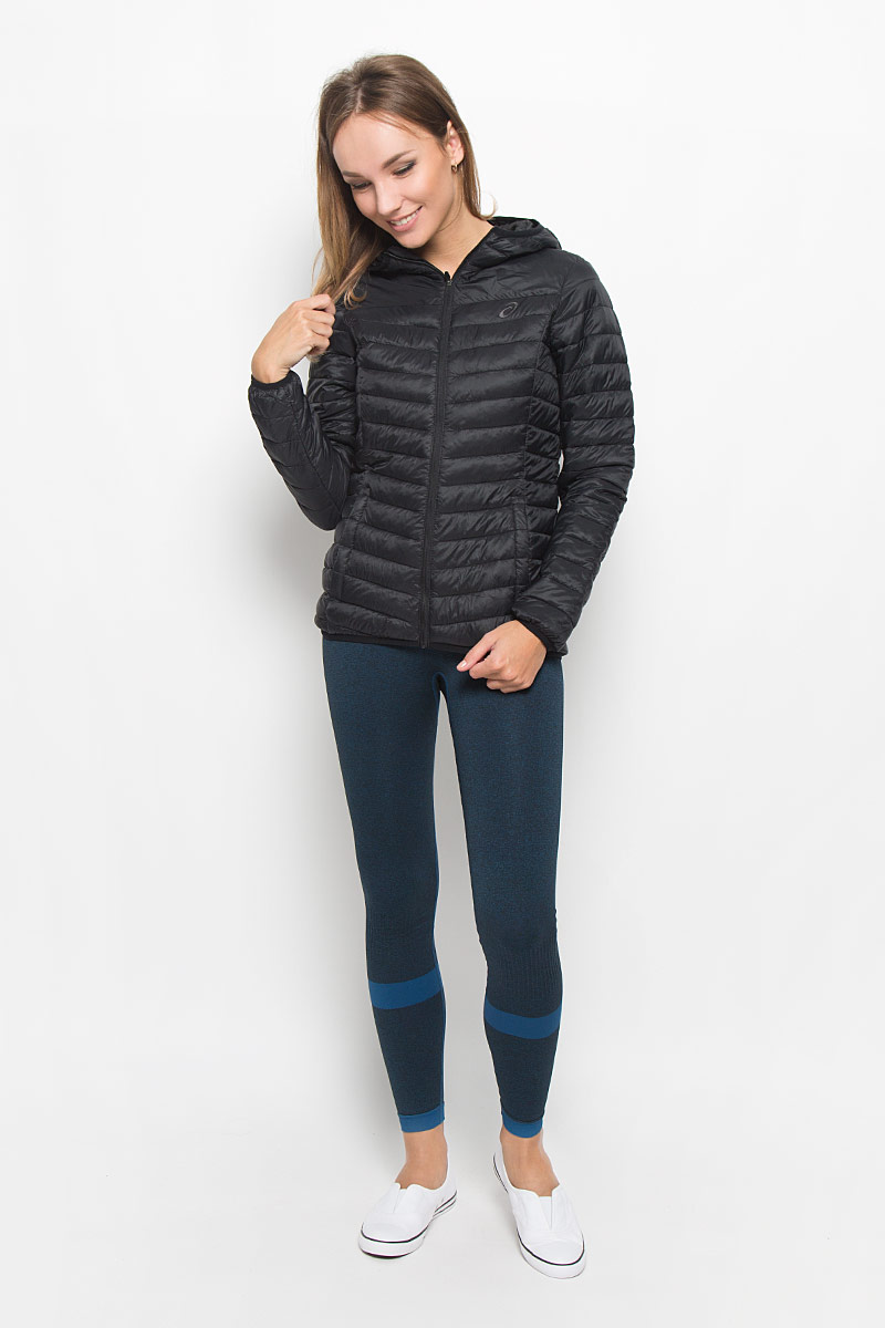 Куртка134779-0904 Куртка134779-0904Женская стеганая куртка Asics Padded Jacket, выполненная из полиамида с утеплителем из полиэстера, отлично подойдет для прохладной погоды. Изделие дополнено подкладкой из полиамида. Модель с капюшоном и длинными рукавами спереди застегивается на застежку-молнию. Низ рукавов, низ куртки и край капюшона обработаны эластичной бейкой. Изделие дополнено двумя прорезными карманами на застежках-молниях и оформлено вышитым фирменным логотипом. Эта модная куртка послужит отличным дополнением к вашему гардеробу!