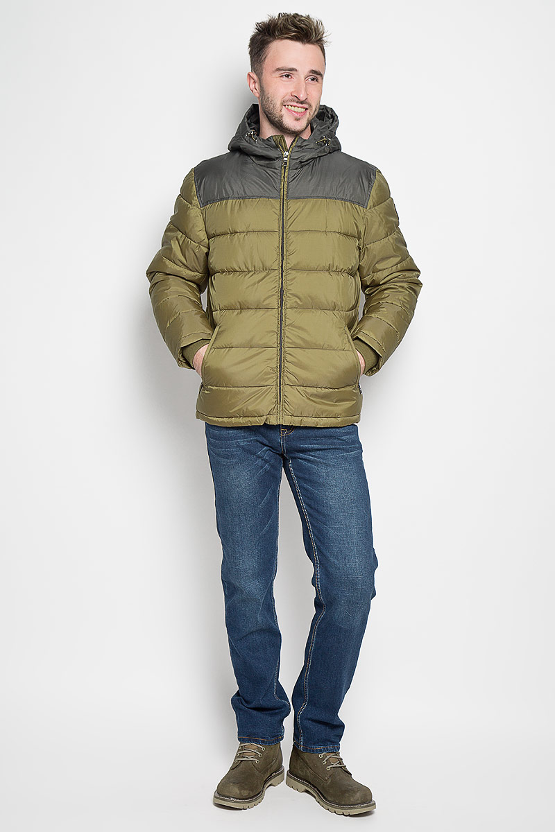 КурткаCp-226/345-6312 КурткаCp-226/345-6312Стильная мужская куртка Sela Casual Wear превосходно подойдет для прохладных дней. Куртка выполнена из полиэстера, она отлично защищает от дождя, снега и ветра, а наполнитель из синтепона превосходно сохраняет тепло. Модель с длинными рукавами и несъемным капюшоном застегивается на застежку-молнию спереди. Объем капюшона регулируется при помощи шнурка-кулиски со стопперами. Изделие дополнено двумя втачными карманами на молниях спереди, а также внутренним накладным карманом на липучке. Рукава дополнены внутренними трикотажными манжетами. Эта модная и в то же время комфортная куртка согреет вас в холодное время года и отлично подойдет как для прогулок, так и для активного отдыха.