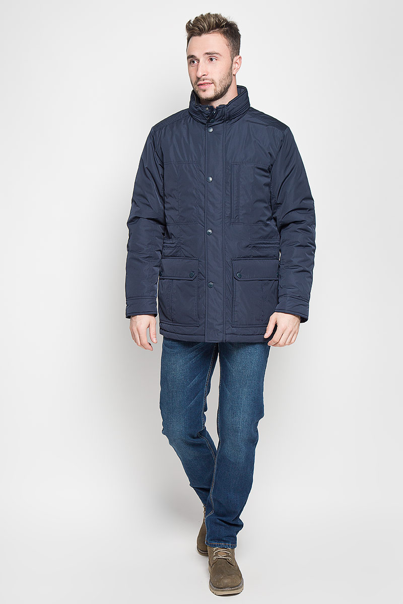 КурткаCp-226/347-6312 КурткаCp-226/347-6312Стильная мужская куртка Sela Casual Wear превосходно подойдет для прохладных дней. Куртка выполнена из полиэстера, она отлично защищает от дождя, снега и ветра, а наполнитель из синтепона превосходно сохраняет тепло. Модель с длинными рукавами и воротником-стойкой застегивается на застежку-молнию и имеет ветрозащитный клапан на кнопках. Изделие дополнено двумя накладными открытыми карманами и двумя накладными карманами на клапанах с кнопками спереди, а также внутренним втачным карманом на молнии. Объем талии регулируется при помощи внутреннего шнурка-кулиски. Эта модная и в то же время комфортная куртка согреет вас в холодное время года и отлично подойдет как для прогулок, так и для активного отдыха.