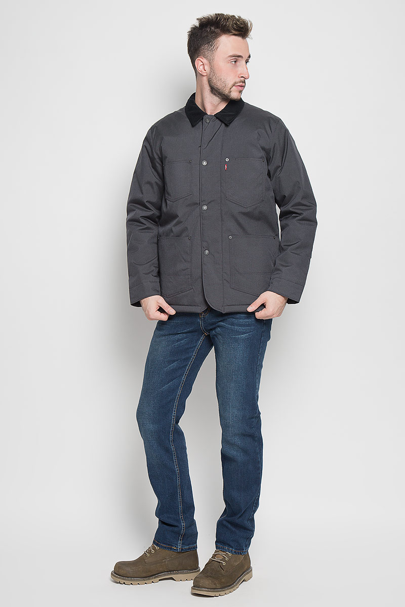 Куртка2767900010 Куртка2767900010Стильная мужская куртка Levis® превосходно подойдет для прохладных дней. Куртка выполнена из полиамида, она отлично защищает от дождя, снега и ветра, а наполнитель из синтепона превосходно сохраняет тепло. Модель с длинными рукавами и отложным воротником застегивается на застежку-молнию спереди и имеет ветрозащитный клапан на кнопках. Изделие дополнено четырьмя накладными карманами спереди, а также внутренним втачным карманом на молнии. Рукава дополнены манжетами на кнопках. Эта модная и в то же время комфортная куртка согреет вас в холодное время года и отлично подойдет как для прогулок, так и для активного отдыха.