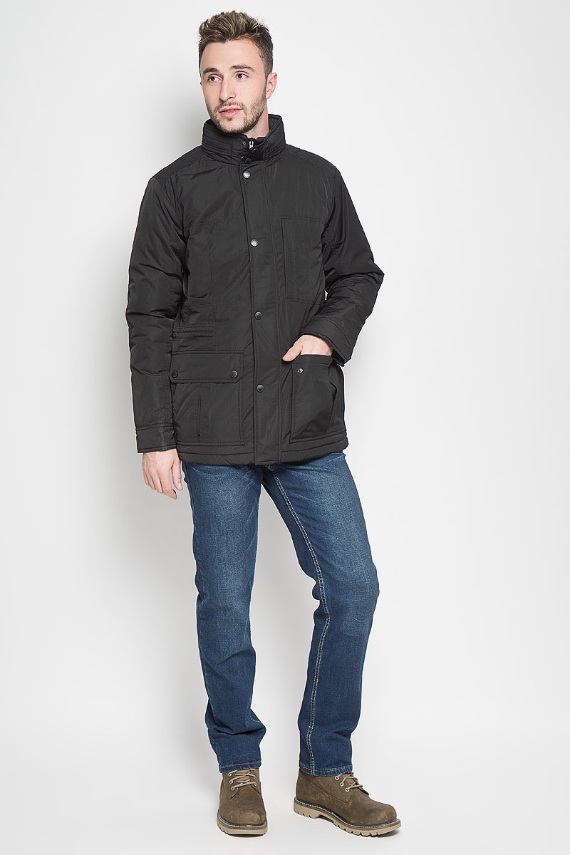 КурткаCp-226/347-6312 КурткаCp-226/347-6312Стильная мужская куртка Sela Casual Wear превосходно подойдет для прохладных дней. Куртка выполнена из полиэстера, она отлично защищает от дождя, снега и ветра, а наполнитель из синтепона превосходно сохраняет тепло. Модель с длинными рукавами и воротником-стойкой застегивается на застежку-молнию и имеет ветрозащитный клапан на кнопках. Изделие дополнено двумя накладными открытыми карманами и двумя накладными карманами на клапанах с кнопками спереди, а также внутренним втачным карманом на молнии. Объем талии регулируется при помощи внутреннего шнурка-кулиски. Эта модная и в то же время комфортная куртка согреет вас в холодное время года и отлично подойдет как для прогулок, так и для активного отдыха.