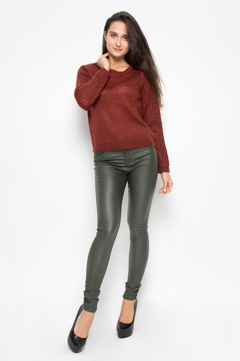 Джемпер10157940_Fired Brick Джемпер10157940_Fired BrickСтильный женский джемпер Vero Moda, выполненный из акриловой пряжи, необычайно мягкий и приятный на ощупь, не сковывает движения, обеспечивая наибольший комфорт. Изделие с круглым вырезом горловины и длинными рукавами-реглан идеально будет сочетаться как с брюками, так и с юбкой. Горловина, манжеты и низ изделия связаны резинкой. Мягкий и уютный джемпер станет любимым элементом вашего гардероба.