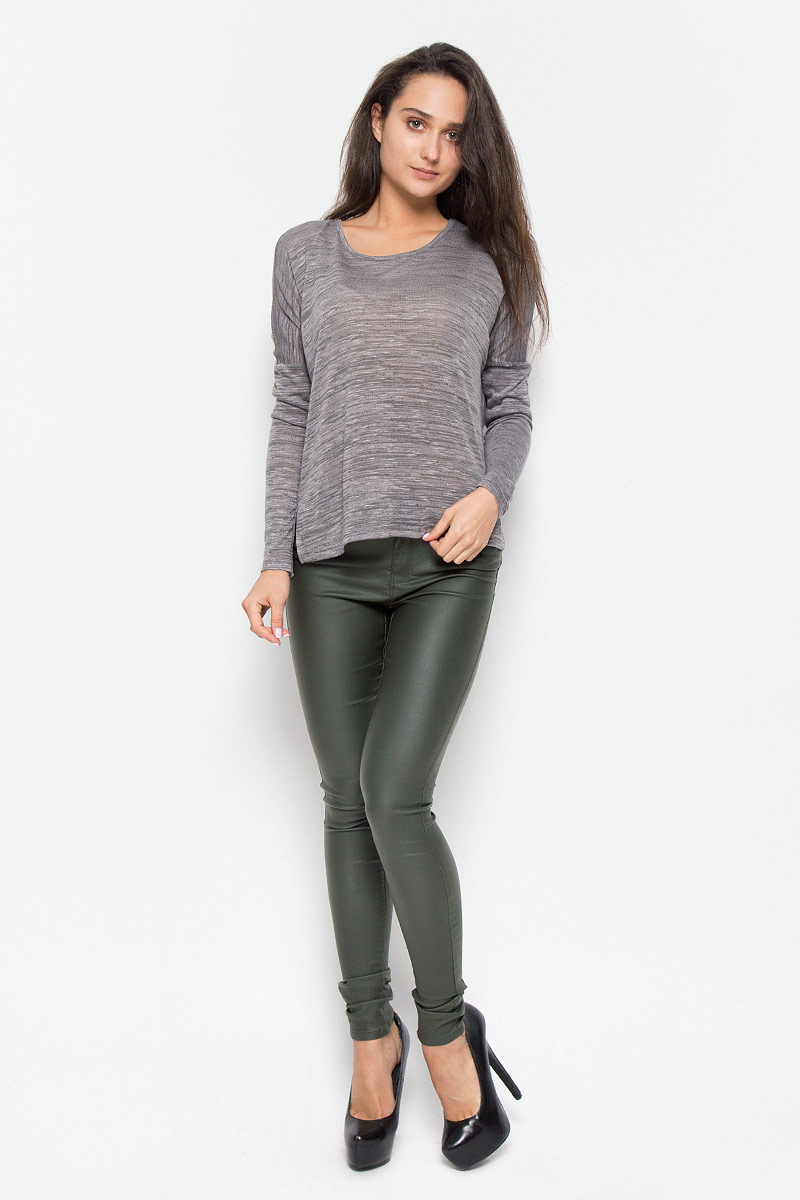 Пуловер10162346_Smoked Pearl Пуловер10162346_Smoked PearlСтильный женский пуловер Vero Moda Soon, выполненный из тонкого трикотажа, необычайно мягкий и приятный на ощупь, не сковывает движения, обеспечивая наибольший комфорт. Изделие свободного кроя с круглым вырезом горловины и длинными рукавами-кимоно. Спинка модели удлинена, по бокам пуловер имеет небольшие разрезы. Мягкий и уютный пуловер станет любимым элементом вашего гардероба.