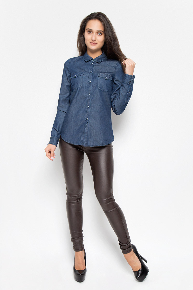 Рубашка10160209_Dark Blue Denim Рубашка10160209_Dark Blue DenimСтильная рубашка Vero Moda с длинными рукавами и отложным воротником застегивается на кнопки по всей длине. Модель дополнена на груди двумя накладными карманами с клапанами на кнопках. Рукава дополнены манжетами с кнопками. Изделие, выполненное из хлопка, обладает высокой теплопроводностью, воздухопроницаемостью и гигроскопичностью, позволяет коже дышать, тем самым обеспечивая наибольший комфорт при носке даже самым жарким летом. Такая рубашка будет дарить вам комфорт в течение всего дня и послужит замечательным дополнением к вашему гардеробу.