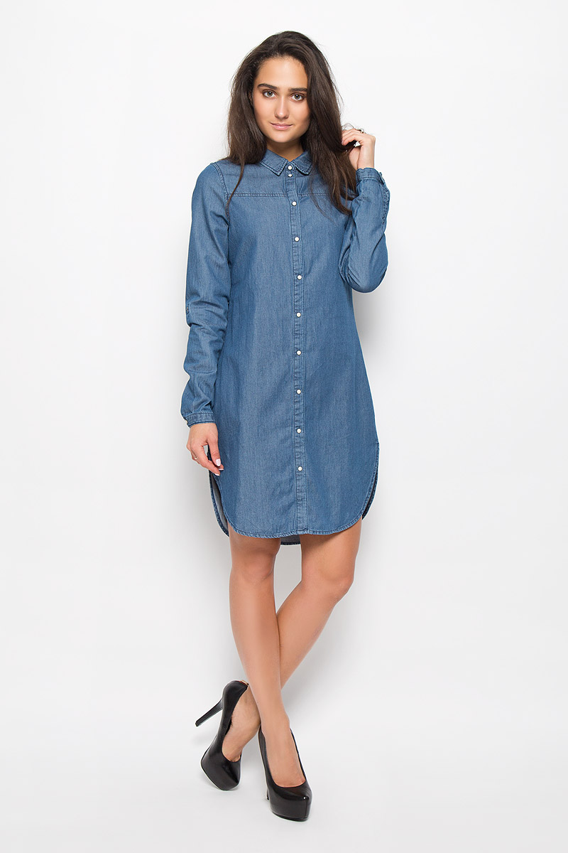 Платье10161824_Medium Blue Denim Платье10161824_Medium Blue DenimЭлегантное платье Vero Moda выполнено из натурального хлопка. Такое платье обеспечит вам комфорт и удобство при носке и непременно вызовет восхищение у окружающих. Модель средней длины с длинными рукавами и отложным воротником, стилизованная под рубашку, выгодно подчеркнет все достоинства вашей фигуры. Платье застегивается на кнопки спереди, манжеты рукавов также дополнены кнопками. Рукава дополнены хлястиками с кнопками, которые позволят вам отрегулировать длину рукава. Изысканное платье-миди создаст обворожительный и неповторимый образ. Это модное и комфортное платье станет превосходным дополнением к вашему гардеробу, оно подарит вам удобство и поможет подчеркнуть ваш вкус и неповторимый стиль.