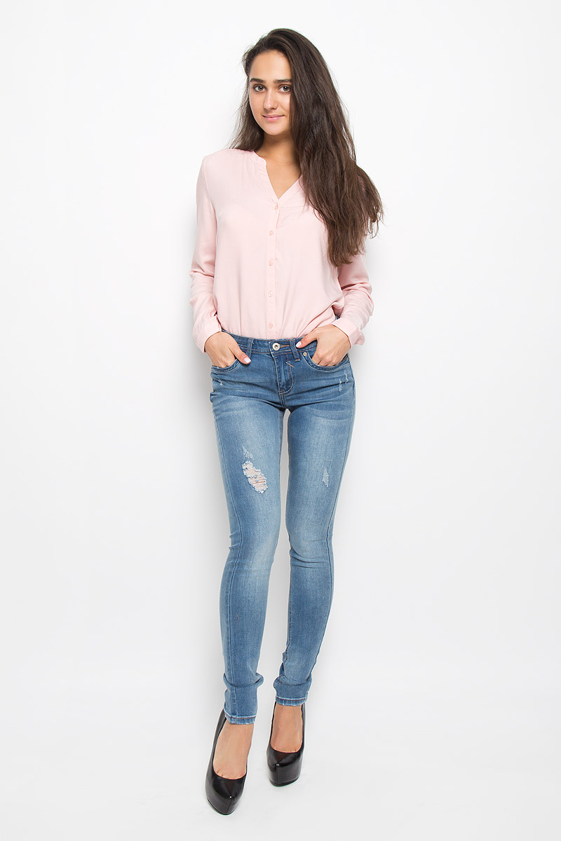 ДжинсыPJ-135/563-6352 ДжинсыPJ-135/563-6352Стильные женские джинсы Sela Denim подчеркнут ваш уникальный стиль и помогут создать оригинальный женственный образ. Модель выполнена из высококачественного эластичного хлопка с добавлением полиэстера. Материал мягкий и приятный на ощупь, не сковывает движения и позволяет коже дышать. Джинсы-скинни со стандартной посадкой застегиваются на пуговицу в поясе и ширинку на застежке-молнии. На поясе предусмотрены шлевки для ремня. Спереди модель оформлена двумя втачными карманами и одним маленьким накладным кармашком, а сзади - двумя накладными карманами. Модель оформлена эффектом притертости, перманентными складками и декоративными прорезями. Эти модные и в тоже время комфортные джинсы послужат отличным дополнением к вашему гардеробу.