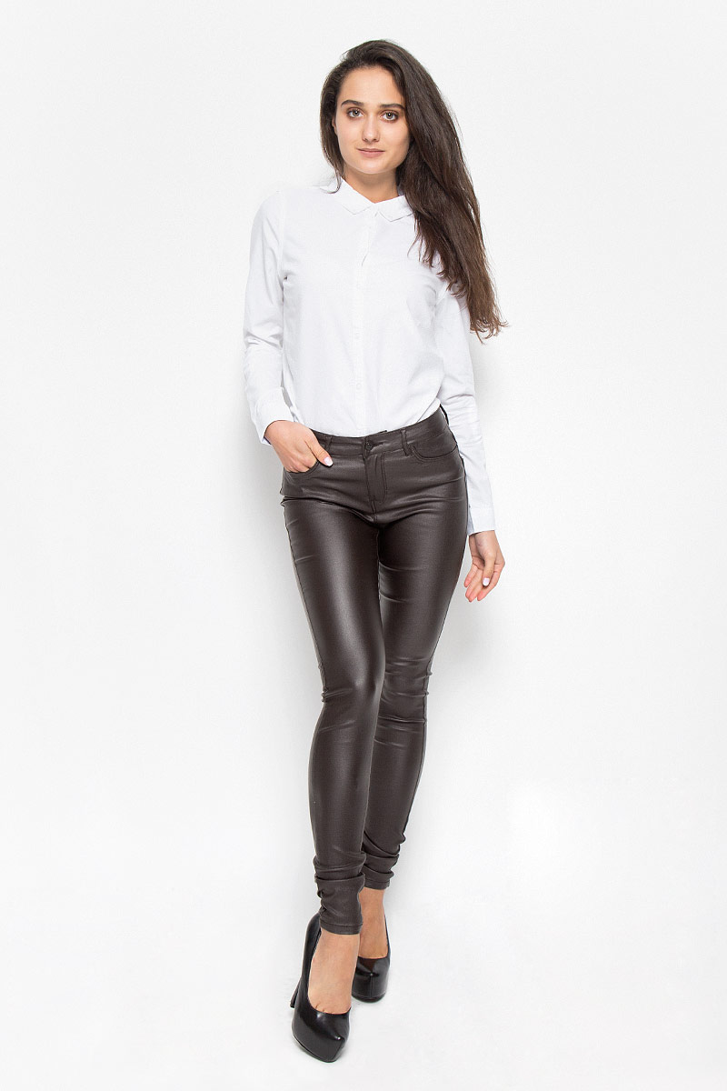 Брюки10160210_Black Coffee Брюки10160210_Black CoffeeСтильные женские брюки Vero Moda Seven, изготовленные из качественного материала, созданы для модных и ярких девушек. Модель средней посадки и зауженного кроя с ширинкой и с пуговицей в поясе. Брюки дополнены двумя втачными карманами и скрытым кармашком спереди и двумя накладными карманами сзади. На поясе имеются шлевки для ремня. В этих модных брюках вы будете чувствовать себя уверенно, оставаясь в центре внимания.