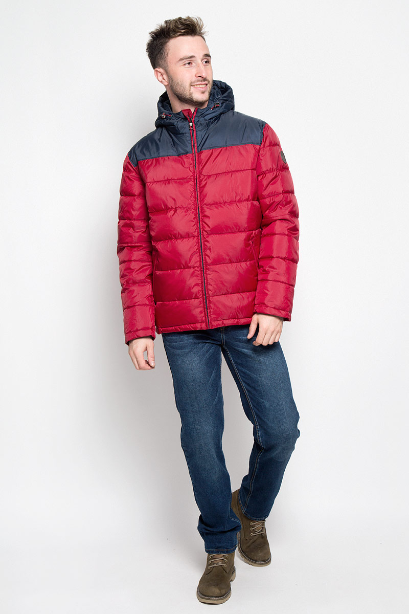 КурткаCp-226/345-6312 КурткаCp-226/345-6312Стильная мужская куртка Sela Casual Wear превосходно подойдет для прохладных дней. Куртка выполнена из полиэстера, она отлично защищает от дождя, снега и ветра, а наполнитель из синтепона превосходно сохраняет тепло. Модель с длинными рукавами и несъемным капюшоном застегивается на застежку-молнию спереди. Объем капюшона регулируется при помощи шнурка-кулиски со стопперами. Изделие дополнено двумя втачными карманами на молниях спереди, а также внутренним накладным карманом на липучке. Рукава дополнены внутренними трикотажными манжетами. Эта модная и в то же время комфортная куртка согреет вас в холодное время года и отлично подойдет как для прогулок, так и для активного отдыха.