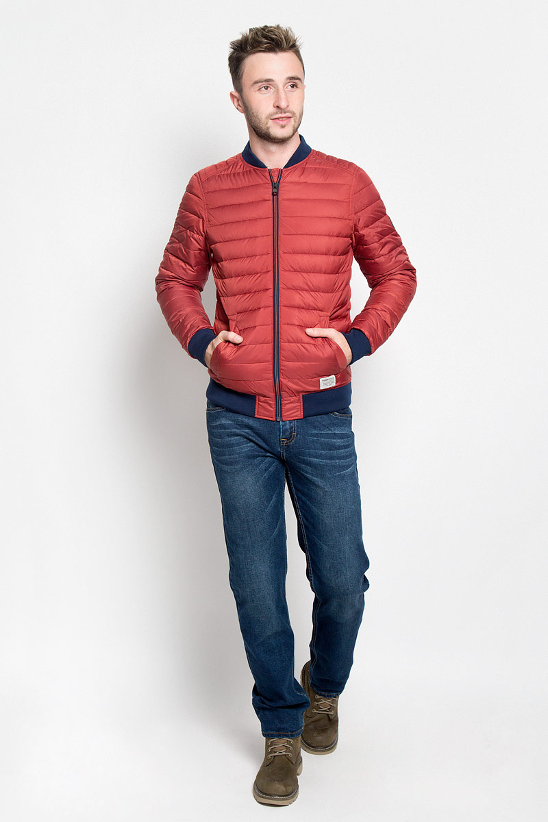 Куртка3532956.00.12_4681 Куртка3532956.00.12_4681Стильная мужская куртка Tom Tailor Denim выполнена из полиэстера на подкладки из 100% полиэстера и рассчитана на прохладную погоду. Куртка поможет вам почувствовать себя максимально комфортно и стильно. Модель с длинными рукавами и воротником-стойкой застегивается на застежку-молнию. Воротник выполнен из трикотажной резинки. Низ рукавов и низ модели обработаны широкой эластичной манжетой. Куртка дополнена двумя прорезными карманами на кнопке. Модный дизайн и практичность - отличный выбор на каждый день!