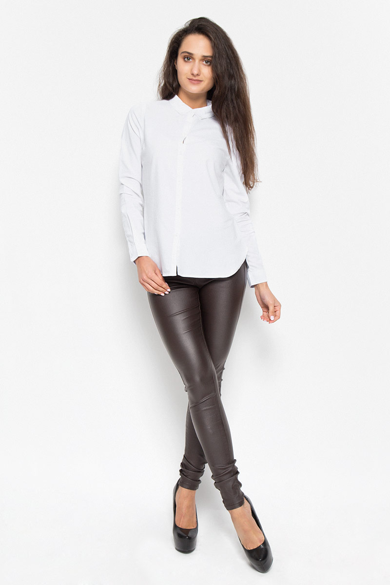Рубашка10158889_Cashmere Blue Рубашка10158889_Cashmere BlueСтильная рубашка Vero Moda Soon с длинными рукавами и отложным воротником застегивается на пуговицы по всей длине. Рукава дополнены манжетами на пуговицах. Воротник фиксируется при помощи пуговиц. Изделие, выполненное из хлопка, обладает высокой теплопроводностью, воздухопроницаемостью и гигроскопичностью, позволяет коже дышать, тем самым обеспечивая наибольший комфорт при носке даже самым жарким летом. Такая рубашка будет дарить вам комфорт в течение всего дня и послужит замечательным дополнением к вашему гардеробу.