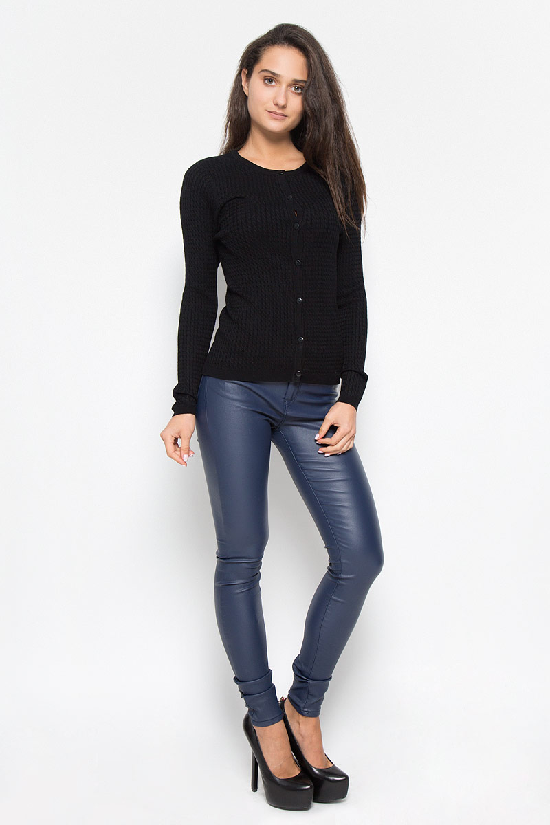 Кофта10159395_Black Кофта10159395_BlackСтильная женская кофта Vero Moda, изготовленная из вискозы с добавлением нейлона, не сковывает движения, обеспечивая наибольший комфорт. Модель с круглым вырезом горловины и длинными рукавами застегивается на пуговицы по всей длине. Низ, манжеты и вырез горловины изделия связаны резинкой. Эта теплая и комфортная кофта станет отличным дополнением к вашему гардеробу. В ней вы всегда будете чувствовать себя уютно в прохладное время года.
