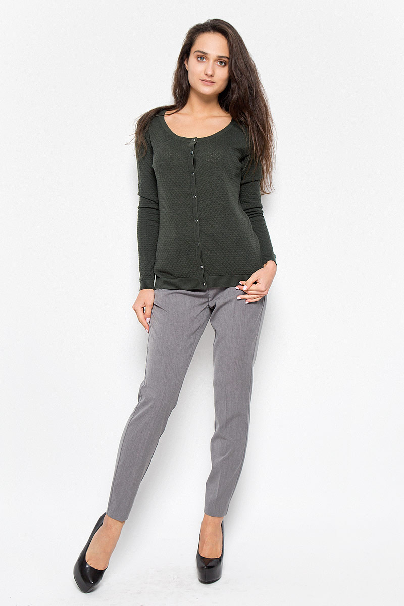 Кофта10137098_Decadent Chocolate Кофта10137098_Decadent ChocolateСтильная женская кофта Vero Moda, изготовленная из высококачественного натурального хлопка, не сковывает движения, обеспечивая наибольший комфорт. Модель с круглым вырезом горловины и длинными рукавами застегивается на пуговицы по всей длине. Низ, манжеты и вырез горловины изделия связаны резинкой. Эта теплая и комфортная кофта станет отличным дополнением к вашему гардеробу. В ней вы всегда будете чувствовать себя уютно в прохладное время года.