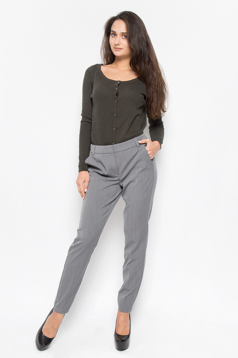 Брюки10146832_Medium Grey Melange Брюки10146832_Medium Grey MelangeСтильные женские брюки Vero Moda - это изделие высочайшего качества, которое превосходно сидит и подчеркнет все достоинства вашей фигуры. Свободные брюки стандартной посадки выполнены из полиэстера с добавлением вискозы и эластана, что обеспечивает комфорт и удобство при носке. Брюки застегиваются на один крючок, пуговицу в поясе и ширинку на застежке-молнии. Брюки оформлены стрелками и дополнены двумя втачными карманами спереди и двумя втачными карманами-обманками сзади. Эти модные и в то же время комфортные брюки послужат отличным дополнением к вашему гардеробу и помогут создать неповторимый современный образ.