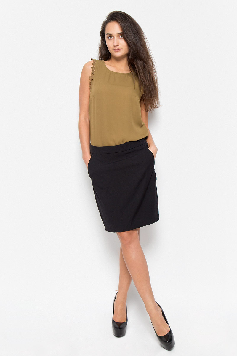 Юбка10158232_Black Юбка10158232_BlackСтильная юбка Vero Moda Soon изготовлена из полиэстера с добавлением вискозы и эластана. Подкладка выполнена из 100% полиэстера. Модель застегивается на потайную молнию сзади, имеются шлевки для ремня. Спереди юбка дополнена двумя врезными карманами со скошенными краями. Сзади у модели имеется шлица. Стильная юбка выгодно освежит и разнообразит любой гардероб. Создайте женственный образ и подчеркните свою яркую индивидуальность!